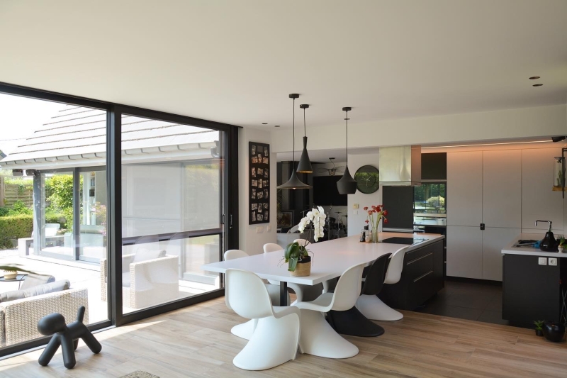 Keukenuitbreiding in Henegouwen prachtig in gericht voorzien van minimal windows