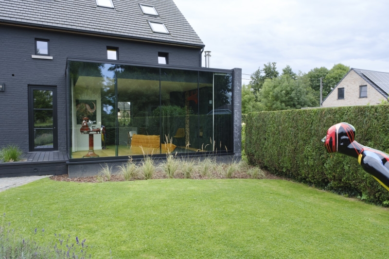 Leefruimte met minimalistische profielen door Veranda's Demasure in Flobecq, Wallonië