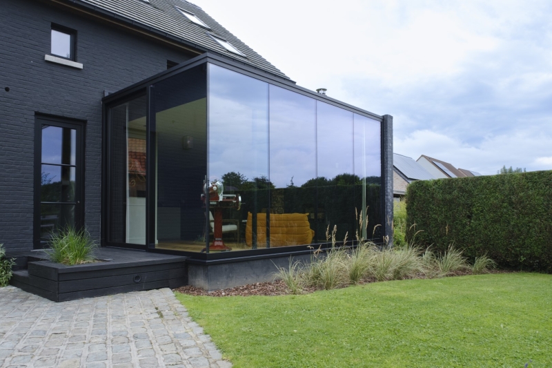 Home extension met minimalistische profielen door Veranda's Demasure in Flobecq, Wallonië