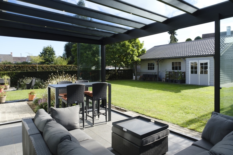 Modern outdoor pergola in aluminium met schuifwanden, West-Vlaanderen