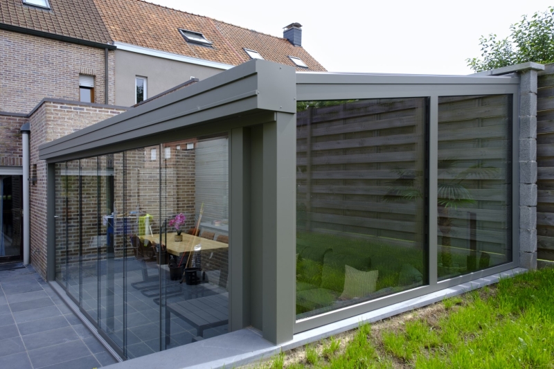 Pergola modern outdoor avec des chassis coulissantes