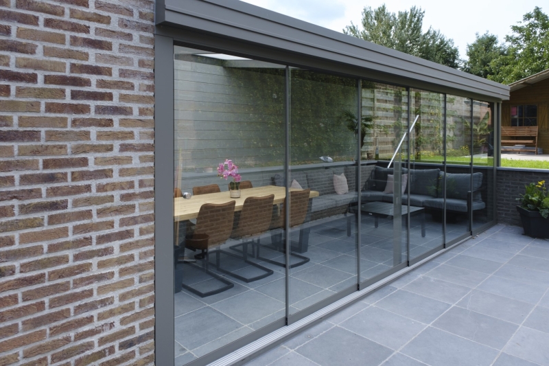 Pergola modern outdoor avec des chassis coulissantes